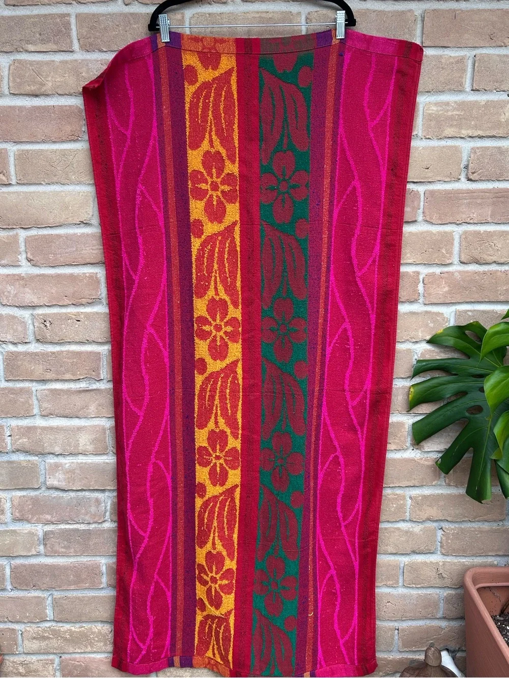 Vintage 1970s Tropical Floral Bath Towel 28x58 Pink Hawaiian Retro Terry Cloth